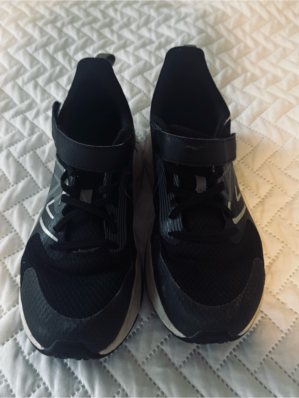 Kids New Balance Black Athletic Sneakers with Hook-and-Loop Strap- pre-worn